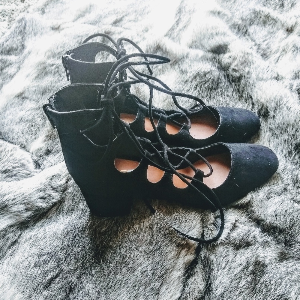 Cute aldo ankle wrap short chuncky heels!